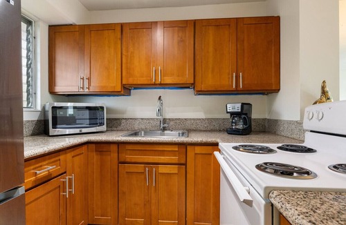 McCully - Moiliili Condo | 2BR/1BA Condo at Royal Aloha in Waikiki! Free PARKING, Free WiFi!