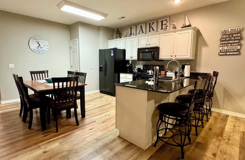 Hollister Condo | 3 BR, 2 Bath Condo at Vickery Resort & Table Rock Lake with Dock Access