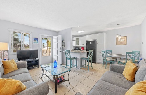 St. Pete Beach Condo | 5 star newly renovated condo 3 min. walk to the beach, bars, food & transport