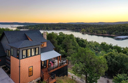 Table Rock Ski Chalet | 5Star MajesticRetreat, hot tub TableRock Lake Branson Chalet, Walk2Lake,FirePits