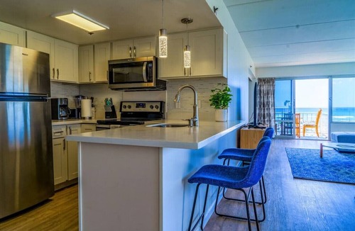 Waikiki Apartment | 643 · Beachfront Condo Ilikai Collection # 11. Sleeps 6.