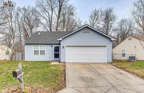 Wayne House | 9 Mi to Dtwn Indy: Suburban Group Retreat w/Yard