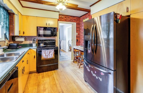 Queensbury Cottage | 9 Mi to Lake George Village: Home in Queensbury