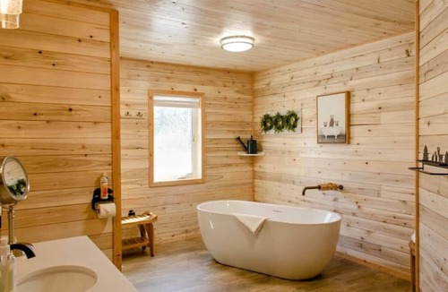 Palmer Bed & Breakfast | Alaska Knotty Pine B&B Log House~Whole House- 6 bedrooms 6 baths -Hot Tub, Sauna