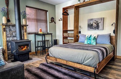 Knik River House | Alaskan Cabin in the Beautiful Knik River Valley with Panoramic Mountain Views, Palmer