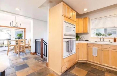 East Central House | Amazing Sugarhouse Cottage Walk To 9th & 9th