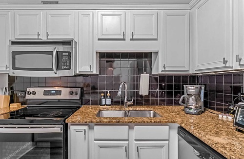 Brookhaven Apartment | Art Deco Buckhead 2BR/1BA Steps from Lenox Square & Piedmont Park