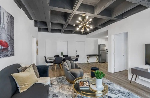 Brookhaven Apartment | Art Deco Buckhead 2BR/1BA Steps from Lenox Square & Piedmont Park