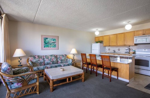 Waikiki Condo | Aston Waikiki Banyan 1BMV1 | Mountain Views – Pool & Hot Tub
