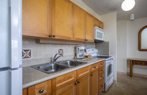 Waikiki Condo | Aston Waikiki Banyan 1BMV1 | Mountain Views – Pool & Hot Tub