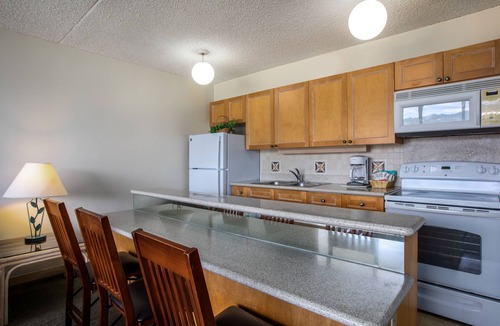 Waikiki Condo | Aston Waikiki Banyan 1BMV4 | Mountain Views – Pool & Hot Tub