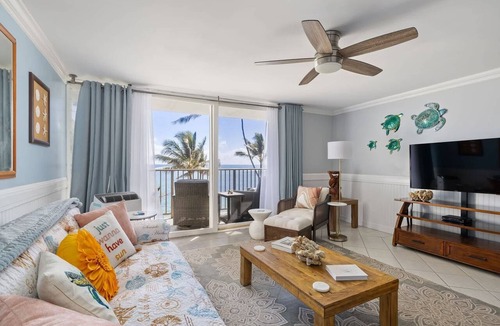 Punaluu Condo | Beachfront Condo with Stunning Ocean Views