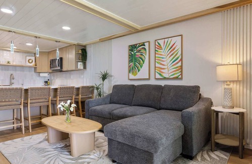 Punaluu Condo | Beachfront Condo with Stunning View