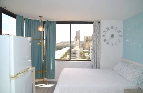 McCully - Moiliili Condo | Beachy Waikiki Monarch Studio | Pool + Gym