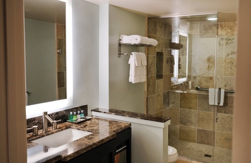 McCully - Moiliili Resort | Beautiful 1BR Condo near Waikiki Beach