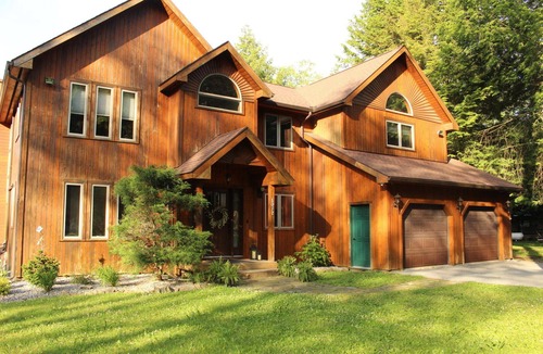 Alder Creek House | Beautiful lakefront home perfect for multifamily vacation