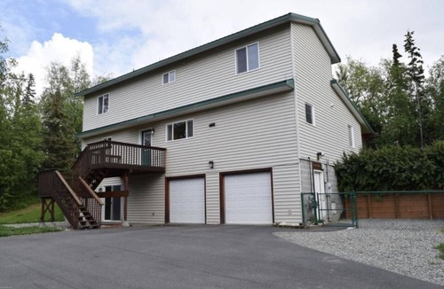 Gateway House | Beautiful quiet home on 2 acres. Many amenities. 2 person Jacuzzi tub!