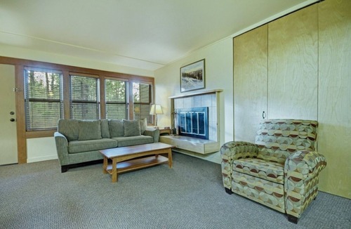 Bend Resort | Bend | Ski Trip Base Stay | Pool + Trails