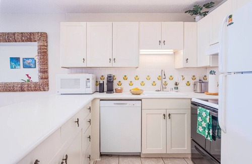 Nawiliwili Condo | BH 115 · Central and Bright 2 BR, 2 BA, Pool & Oceanview