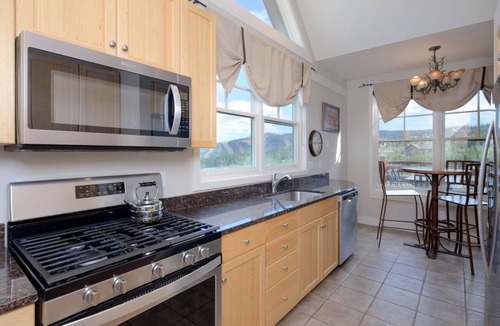 Saddle Ridge House | Big Sky Retreat -4BR Breathtaking Mtn Views, Hot Tub, 2 Decks Outdoor Seating