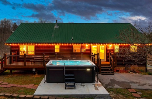 Sevierville Cabin | Big Swim Spa| Fire Pit| Dog| Easy Drive| 3 KingBed