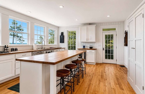 South Haven House | Blackstone on the Bluff | Large Private Beach!