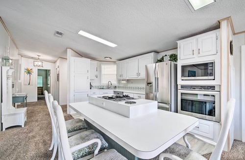 Homosassa House | Boat Dock & Porch: Riverfront Retreat in Homosassa