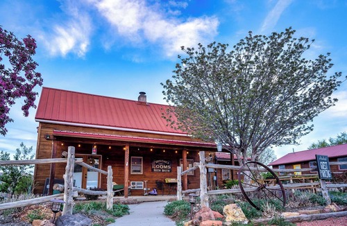 Escalante House | Boutique Retreat, Loubird House