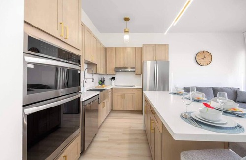 Waikiki Apartment | Breezy 1BR w/ocean, mountain & city views