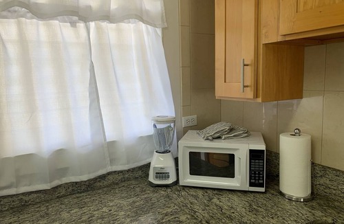 McCully - Moiliili Apartment | Breezy Waikiki Apartment sleeps 6 with Free Parking