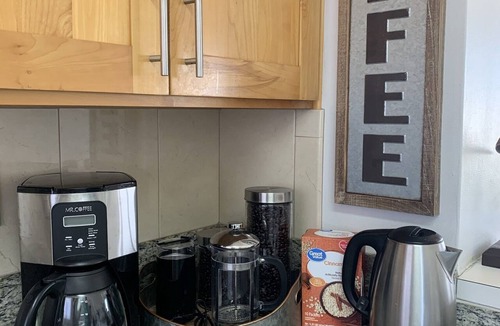 McCully - Moiliili Apartment | Breezy Waikiki Apartment sleeps 6 with Free Parking
