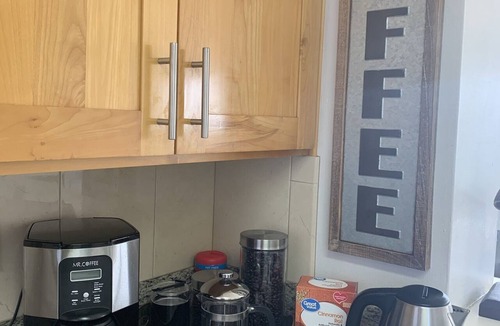 McCully - Moiliili Apartment | Breezy Waikiki Apartment sleeps 6 with Free Parking