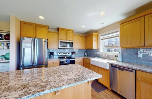 Waldport House | Bright, modern home with great ocean views & deck - walk to the beach