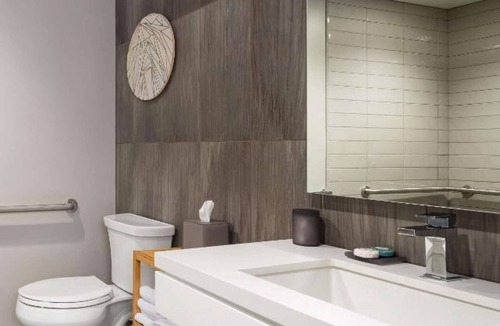 Logan Square Hotel | Center City Views with Balcony & Rooftop Pool