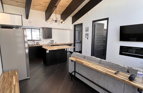 Steam Engine Meadows Ski Chalet | Chalet Black: Modern Ski Resort Haven in Wooded Paradise! 4 queen beds