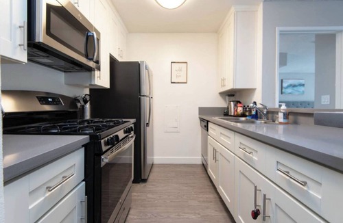 Hollywood Apartment | Charming 2-bedroom Apt with Rooftop Pool & Hollywood Sign View