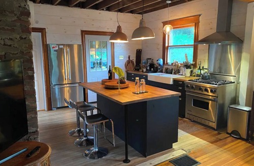 Cochecton House | Charming Riverside Retreat Getaway with Scenic Views