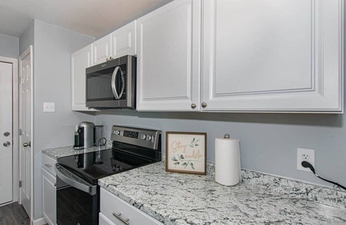 Heidenheimer House | Cheerful 3 bedroom w/dedicated parking!