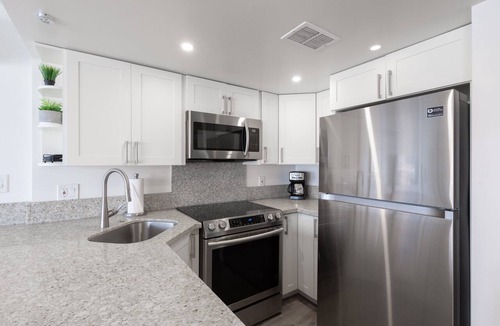 Waikiki Condo | City Lights, Mountain View! Ilikai Hotel, One-Bedroom, Renovated & updated!