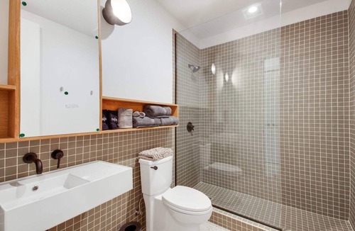 South 7th Ward Bed & Breakfast | Claudia | Sense of Calm and Relaxation, Walking Distance to the Excitement - PO