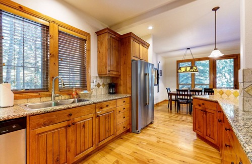 Sunriver House | Comfortable townhome with private hot tub & shared pool - SHARC passes included