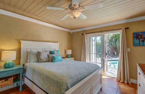 Holmes Beach Cabin | Convenient cottage with pool - easy access to trolley stops & the beach