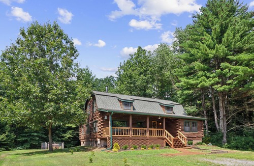 Saratoga Springs Cabin | Cozy 3-bedroom cabin in welcoming Saratoga Springs with WiFi, AC close to track.