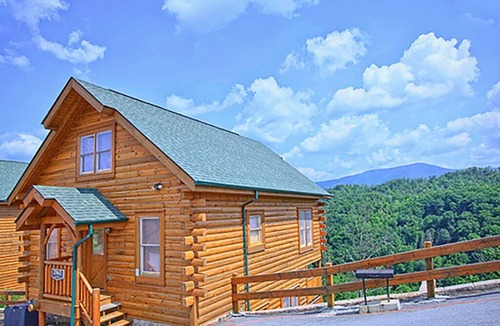 Gatlinburg - Pigeon Forge Cabin | Cozy Cottage w/Views, Hot Tub & Games