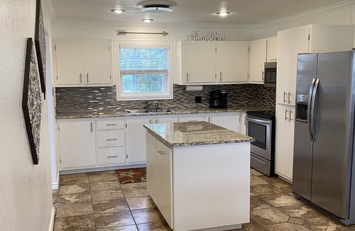 Comanche House | Cozy Country Home 5 min from Proctor Lake and Par Country Club.
