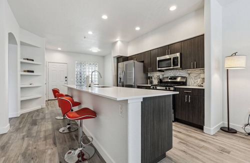Glendale Sports and Entertainment District Apartment | CozySuites Glendale by the stadium with pool! 22