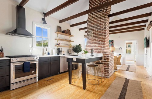 Downtown Charleston House | Crosstown @ King | Downtown Chic Cottage Near King