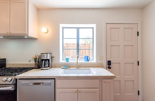 Blenman-Elm House | Cute & Cozy 2BR/1BA Adobe w Firepit Near UA & UMC - Low Summer Rates! 🏡🌵🌞