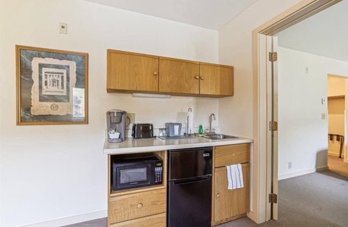 West Bridgewater Hotel | Deluxe one bedroom suite located on first floor with outdoor heated pool 11921