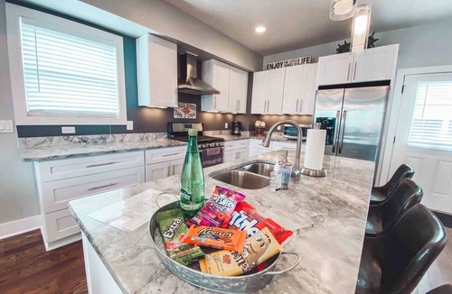 Buena Vista House | Double Decker 3-Story Home - Full Backyard & 360 Rooftop Views!
